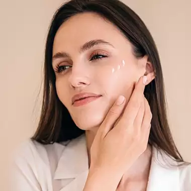 5 προϊόντα που μειώνουν αποτελεσματικά τις ρυτίδες και χαρίζουν λάμψη στην επιδερμίδα