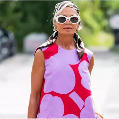 Κομψή τον Αύγουστο | Τα καλύτερα looks με φόρεμα για γυναίκες άνω των 50