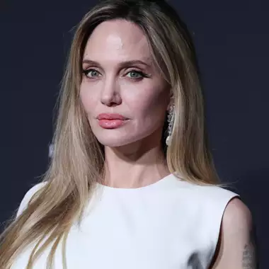 Angelina Jolie | Στο earthy μακιγιάζ της στις Κάννες έκλεψαν την παράσταση τα ροζέ χείλη