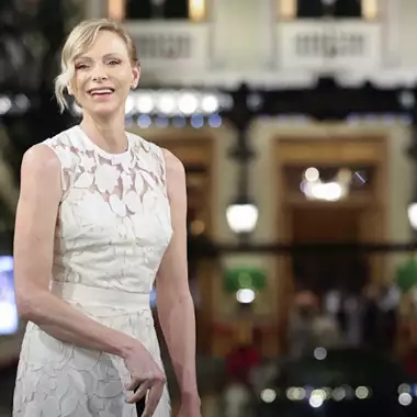 H Charlene του Μονακό με λευκό φόρεμα χωρίς πλάτη στην τελετή απονομής της Χρυσής Μπάλας