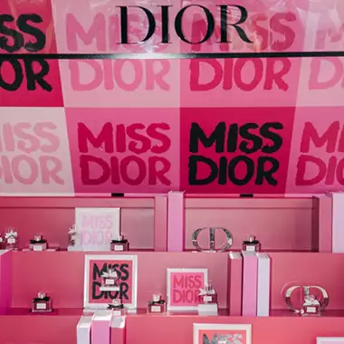 Ο οίκος Dior καλωσορίζει το νέο Miss Dior Essence μέσα από δύο υπέροχα pop up στο κέντρο της Αθήνας