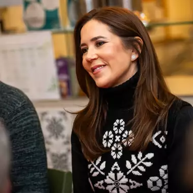 Βασίλισσα Mary της Δανίας | Το απροσδόκητο χρώμα που επέλεξε για τη γιορτινή της εμφάνιση