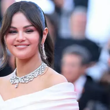 Η Selena Gomez μόλις υιοθέτησε το πιο στιλάτο και φρέσκο κούρεμα για το καλοκαίρι