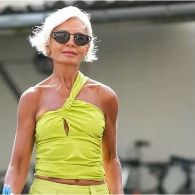 Τα looks που επιλέγουν για την παραλία οι γυναίκες άνω των 50