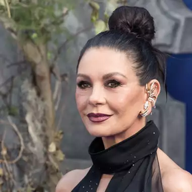 Catherine Zeta-Jones | Το signature lip combo της στο Wednesday είναι η πρόταση που ταιριάζει μοναδικά στα φθινοπωρινά σας μακιγιάζ