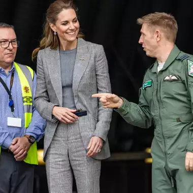 Kate Middleton | Η εμφάνιση με γκρι κοστούμι σε design της δισέγγονης του Freud, Bella