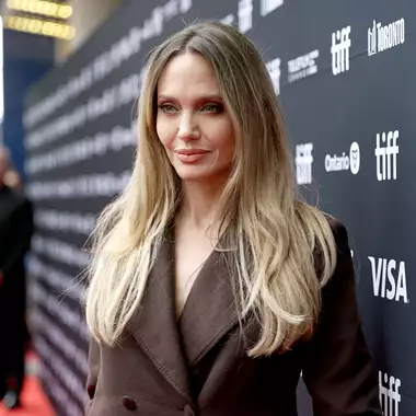 Η Angelina Jolie επανέλαβε την iconic Όσκαρ πόζα της στην πρεμιέρα της νέας της ταινίας