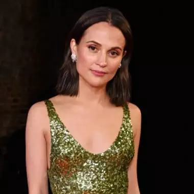 H Alicia Vikander εντυπωσίασε με custom Louis Vuitton στο κόκκινο χαλί