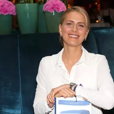 Tatiana Blatnik | Το milky μανικιούρ της εκπέμπει ήσυχη πολυτέλεια και αναδεικνύει τα κοντά νύχια