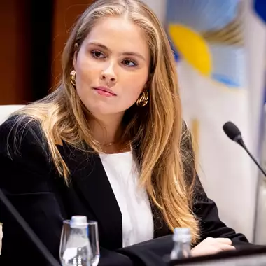 Catharina-Amalia της Ολλανδίας | Η λεπτομέρεια στις γόβες της που έκανε elevate στην corporate εμφάνισή της