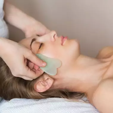 Μη επεμβατικές θεραπείες | 3 skincare gadgets που κάθε ενημερωμένη γυναίκα πρέπει να έχει