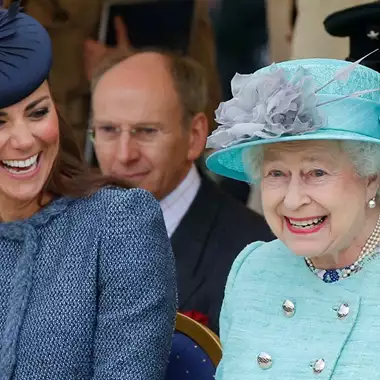 Kate Middleton | To γλυκό δώρο που είχε κάνει στη βασίλισσα Ελισάβετ τα πρώτα Χριστούγεννα που πέρασαν μαζί