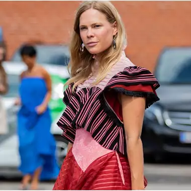 Η Ελλάδα εμπνέει τις fashion creatives | Τα looks από τις διακοπές στη χώρα μας