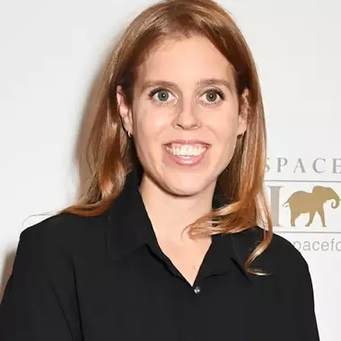 Η πριγκίπισσα Βεατρίκη αναδεικνύει Αμερικανό σχεδιαστή σε εμφάνισή της στο Λονδίνο