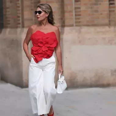 Ξεχάστε για λίγο τα παστέλ | Αυτά τα bold χρώματα επιλέγουν για το καλοκαίρι οι fashion insiders