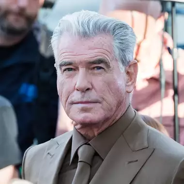 Pierce Brosnan | Ο γοητευτικός σταρ στο κόκκινο χαλί με τον 28χρονο γιο και την 26χρονη εγγονή του