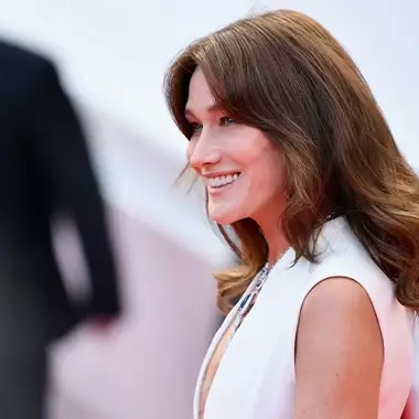 Οι 5 αλλαγές που πρέπει να κάνετε στη skincare ρουτίνα σας μετά τα 50