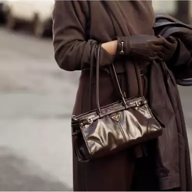 Οι τσάντες στις οποίες αξίζει να επενδύσετε τώρα που έχει εκπτώσεις