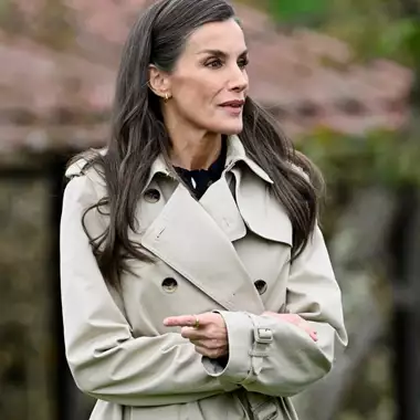 Βασίλισσα Letizia | Η εμφάνιση με την κλασική καμπαρντίνα που λατρεύουν οι fashionistas