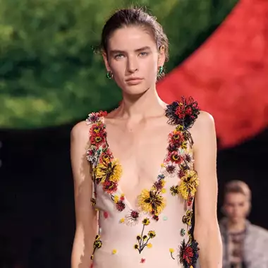 Chanel SS2026 | Ανεπαίσθητο μακιγιάζ και φυσικά μαλλιά πλαισίωσαν αρμονικά την φαντασμαγορική πρώτη συλλογή του Matthieu Blazy