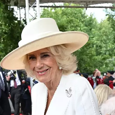 Η βασίλισσα Καμίλα με κοσμήματα αξίας άνω των 48.000 δολαρίων και συναισθηματική αξία στην τελευταία δημόσια εμφάνισή της