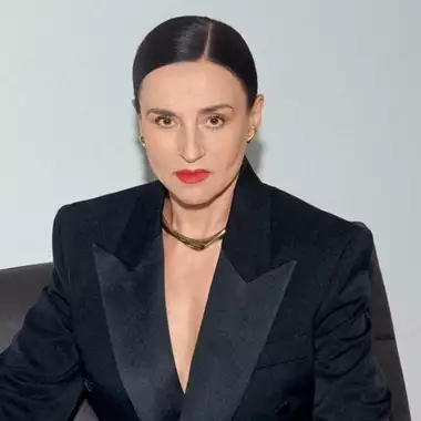 Η Καρυοφυλλιά Καραμπέτη στο Harper's Bazaar: "Ακόμα και οι καλλιτεχνικές σου επιλογές είναι μια πολιτική πράξη"