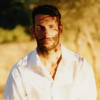 H L'Oréal ενώνει τις δυνάμεις της με τον Jacquemus σε μια αποκλειστική συνεργασία