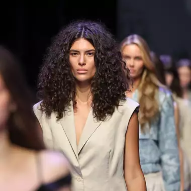 Διακριτικά αλλά και κομψά | Συμβουλές για τέλειο styling σε ουδέτερα χρώματα από τη Moscow Fashion Week