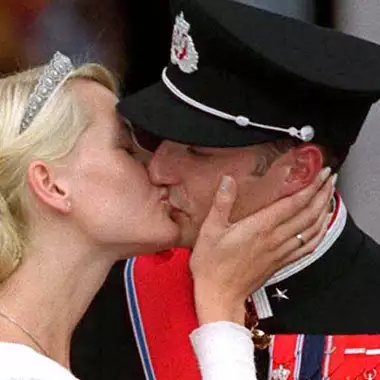 Ποια σταρ του Χόλιγουντ έχει φορέσει σε ταινία την τιάρα της Mette-Marit της Νορβηγίας;