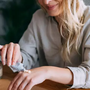 7 αποτελεσματικές κρέμες χεριών κατά των πανάδων