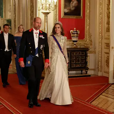 Kate Middleton | Με την αγαπημένη τιάρα της πριγκίπισσας Diana και δημιουργία Βρετανής σχεδιάστριας στο επίσημο δείπνο προς τιμήν του Donald Trump