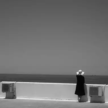 "Αναποδιές" | Μια έκθεση τέχνης κοιτάζει λοξά την Πάρο