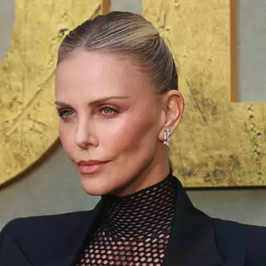 Το sculptural ponytail της Charlize Theron είναι το πιο εντυπωσιακό (και δροσερό) χτένισμα που είδαμε τελευταία