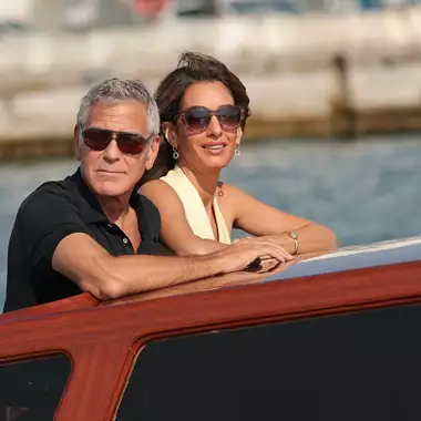 George & Amal Clooney | Έφτασαν στη Βενετία πιασμένοι χέρι - χέρι
