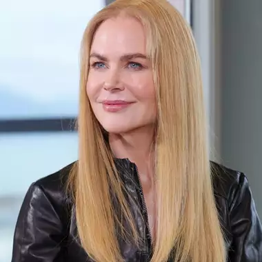 Η εικόνα της Nicole Kidman στην παραλία θα σας πείσει σίγουρα να αγκαλιάσετε τα φυσικά σγουρά μαλλιά σας