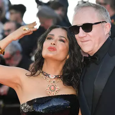 Η ξανθιά καλλονή κόρη της Salma Hayek και του François-Henri Pinault έγινε 18 χρόνων