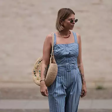 Urban Chic | Πώς θα κρατήσετε μία ψάθινη τσάντα στην πόλη