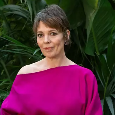 Η Olivia Colman έδειξε πως τα έντονα χρώματα είναι ακριβώς ό,τι χρειαζόμαστε το φθινόπωρο