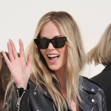 Charlize Theron | Η ανατρεπτική no shirt εμφάνιση στο show του οίκου Dior στο Παρίσι