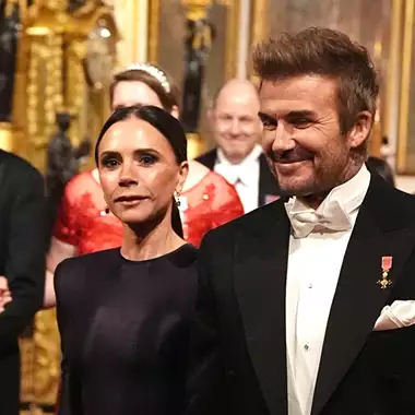 O David και η Victoria Beckham στο Buckingham Palace | Ο λόγος που της κρατούσε σφιχτά το χέρι