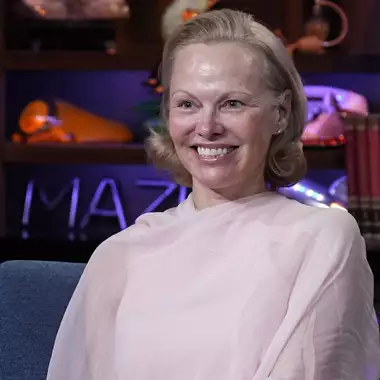 Η Pamela Anderson δίνει μία ειλικρινή απάντηση σε όσους πιστεύουν ότι η Meghan Markle αντέγραψε την εκπομπή της