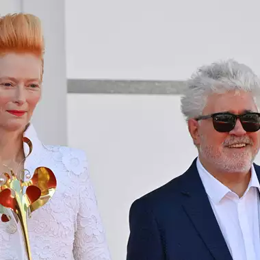 Tilda Swinton| Η Μούσα του Pedro Almodavar με την αλλόκοσμη ομορφιά είναι το απόλυτο fashion