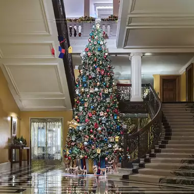 Christmas Tree | Το εντυπωσιακό Χριστουγεννιάτικο Δέντρο του Claridge's για το 2024