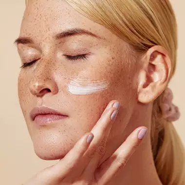 Skincare Multitasker | Το συστατικό που κάνει θαύματα για τις κηλίδες, τα σημάδια και τη λιπαρότητα