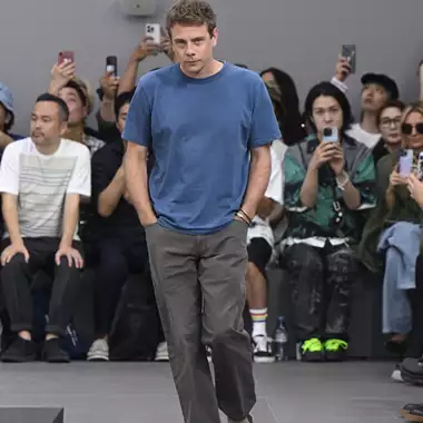 Ο Jonathan Anderson επαναλανσάρει το δικό του brand JW Anderson