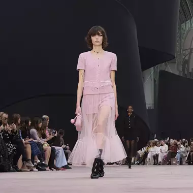 Μόδα Καλοκαίρι 2025 | Η μεγαλύτερη τάση στα χρώματα και ο πιο έξυπνος τρόπος για να τη συνδυάσετε